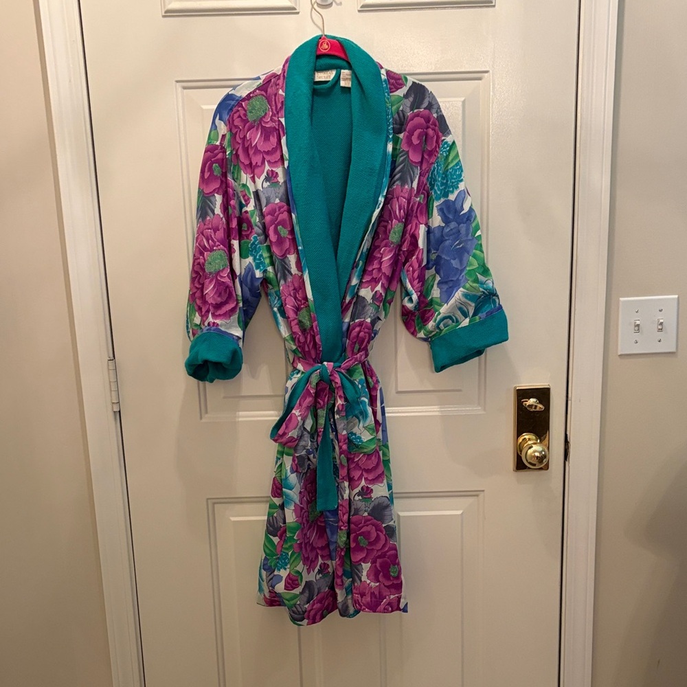 Victorias Secret Vintage Gold Tag Robe in great preloved condition